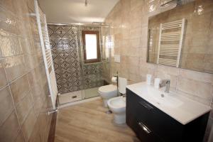 切塔拉Casa Landi的一间带卫生间和水槽的浴室