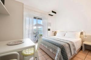 奥杰比奥卡萨埃维拉公寓酒店的白色的卧室设有床和窗户