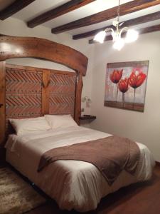 Cereceda埃尔莫利诺日卡达尔索旅馆的一间卧室配有一张大床和木制床头板