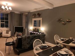 卡伦德Westcot的客厅配有沙发和桌椅