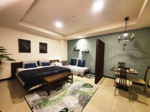 曼谷552 Residence的卧室配有1张床、1张桌子和1把椅子