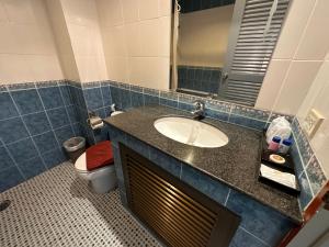 华欣瑟普莱城市酒店的一间带水槽和卫生间的浴室