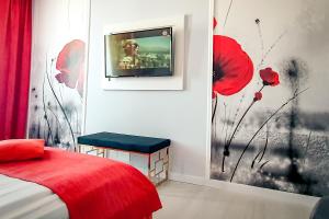 阿拉德阿拉德大陆酒店的一间卧室配有一张床,墙上配有电视