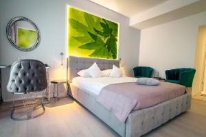 阿拉德阿拉德大陆酒店的一间卧室配有一张床、镜子和椅子