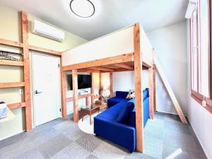 东京池袋Apila的客厅配有高架床和蓝色沙发