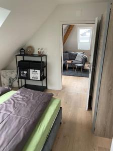 苏黎世Gemütliche & zentrale Wohnung in der Stadt Zürich的一间卧室设有一张床和一间客厅。
