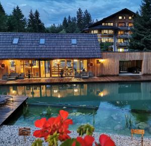 布莱德Ribno Luxury Glamping的一个带游泳池和房子的度假屋