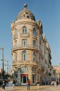 里斯本里斯本1908酒店的一座大型建筑,上面有一个圆顶