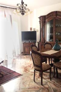 圣萨尔沃Da nonna Maria的客厅配有桌子和电视