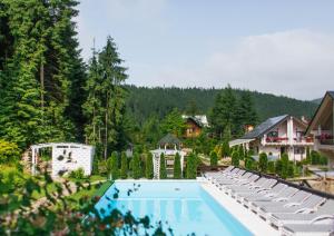 布克维韦德梅兹沃尔酒店的一座带游泳池和一些树木的度假村