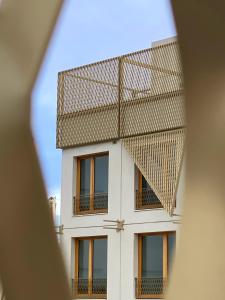 维勒瑞夫Ecla Paris Villejuif的透过窗户可欣赏到建筑的景色
