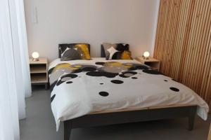 雅典Designer loft in heart of Athens nightlife的一张带黑白棉被和枕头的床