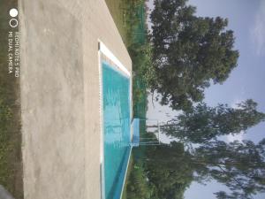 KannaujBraj Waterpark & Resort的建筑物一侧的游泳池