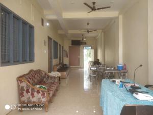 KannaujBraj Waterpark & Resort的客厅配有沙发和桌子