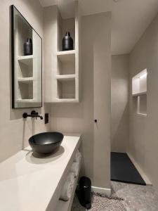 3 Bedroom Art-Nouveau Apartment with Free Parking的一间浴室