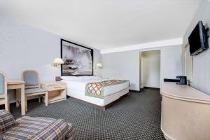 尼亚加拉瀑布速8北瀑布酒店的一间酒店客房,配有一张床和一台电视