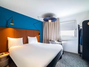 沙朗通勒蓬巴黎博泰贝西宜必思酒店的酒店客房设有一张白色大床和一个窗户。