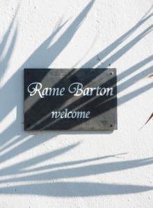 卡桑德Rame Barton Guest House and Pottery的建筑物上欢迎巴伦的标志