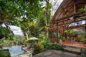 德格拉朗Sacred Valley by Pramana Villas的花园中带游泳池的房子