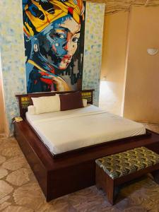 科洛里Bamboo Village Resort的一间卧室配有一张壁画床