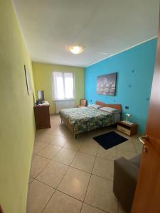 洛韦雷卡萨瓦温德拉度假公寓的一间卧室设有一张床和蓝色的墙壁