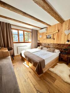 布莱德Ribno Alpine Hotel的一间卧室设有一张大床和木墙