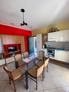 洛韦雷卡萨瓦温德拉度假公寓的一间厨房,里面配有桌椅