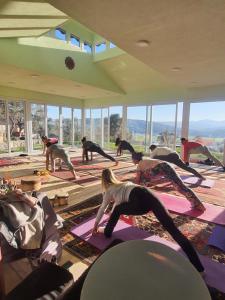 米拉斯Olive Garden Retreat的一群人在房间里做瑜伽