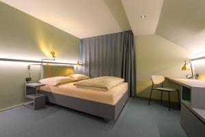 巴登林德费四利斯巴赫兰德酒店的配有一张床和一张书桌的酒店客房