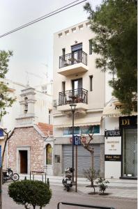 阿基欧斯尼古拉斯Soho #1 Luxurious apartment in Saint Nicolas的一座白色的建筑,上面设有一个阳台