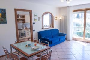 加尔达湖滨Appartamento Lombardi的客厅配有蓝色的沙发和桌子