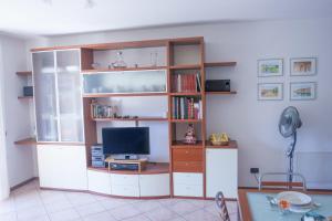加尔达湖滨Appartamento Lombardi的一间设有书架和电脑显示器的房间