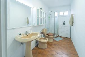 大加那利岛拉斯帕尔马斯Un Lugar House San Telmo -Coliving的一间带水槽、卫生间和镜子的浴室