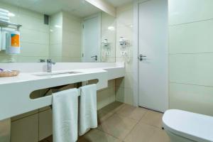 洛斯克里斯蒂亚诺斯天堂公园趣味时尚酒店的一间带水槽、卫生间和镜子的浴室