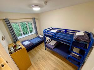 拉腊格兰达洛国际青年旅舍的客房设有两张双层床和一扇窗户。