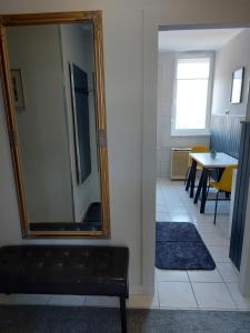 维斯普雷姆Olaszrizling Apartman的镜子,一张桌子和一张长凳