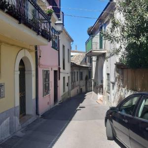 福萨切西亚Casa Titti. Intero Appartamento - Fossacesia的停在小巷的街道上的汽车