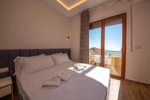 都拉斯Hotel Vila Misiri的一间卧室设有一张床,享有海景