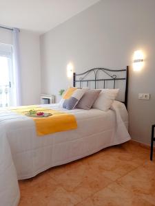 波伊奥HOTEL MAREA的卧室配有一张白色大床和黄色毯子