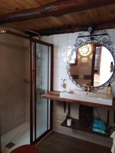 CastañueloLa Casa del Castaño的一间带水槽和镜子的浴室