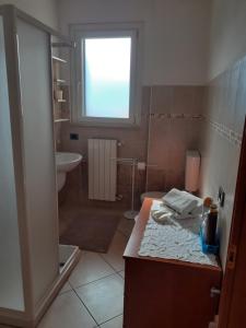 洛韦雷卡萨瓦温德拉度假公寓的一间带水槽和卫生间的浴室以及窗户。