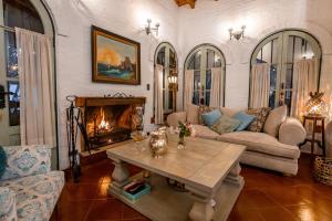 查克拉斯德科里亚Casona La Chiquita的客厅配有桌子和壁炉