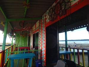 布埃纳文图拉Hostal Liliana的海滩上的餐厅,配有色彩缤纷的桌椅