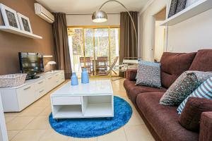 坎布里尔斯Playmar Litoral Costa Dorada - ONLY FAMILIES的带沙发和咖啡桌的客厅