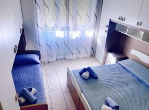 瓦尔博若纳Casa R&E的配有蓝色床单的客房内的两张床