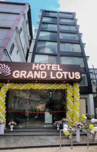 迪马普尔Hotel Grand Lotus的大楼前的宏伟莲花酒店