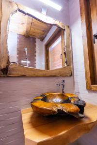 Комплекс Конна база Асгард的浴室设有大木水槽和镜子