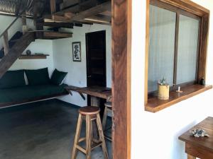 波波约TwoTen° Surf Home的一间设有绿色沙发和凳子的房间