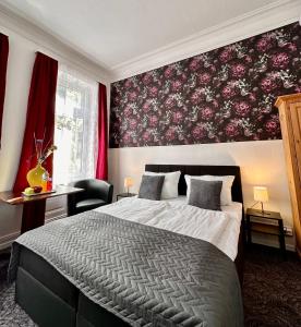汉堡Hotel Nord的一间卧室设有一张大床和红色的墙壁