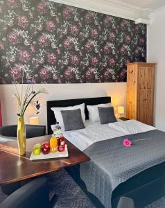 汉堡Hotel Nord的一间卧室配有一张床和一张带水果的桌子